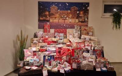 Alle 120 Kinder<br>erhalten Geschenke