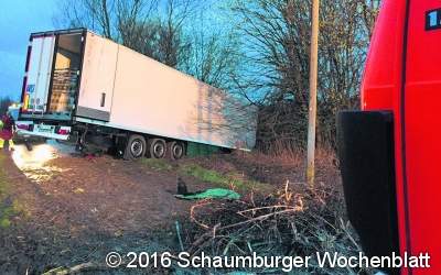 Lastwagen fährt von der  Autobahn in Grünstreifen