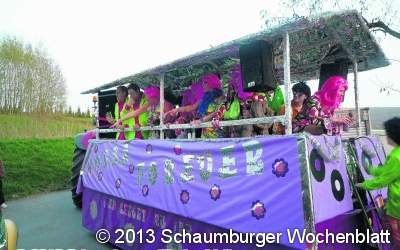 Minirock, Schlaghose und Plateauschuhe