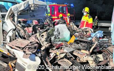Kleintransporter rammt Sattelzug mit voller Wucht