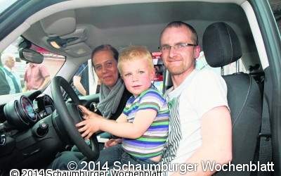 Kleine Hand zieht das ganz große Los beim Maifest