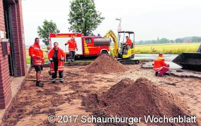 Der Platz vor dem Haus wird wieder eben