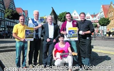 Ausgelassene Fete auf dem Stadthäger Marktplatz