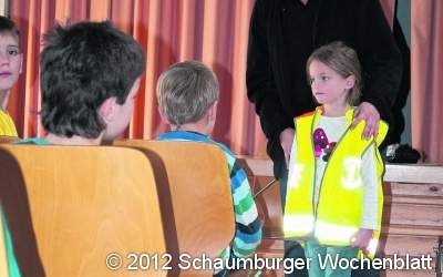 Leuchtende Westen machen auf Schulanfänger aufmerksam