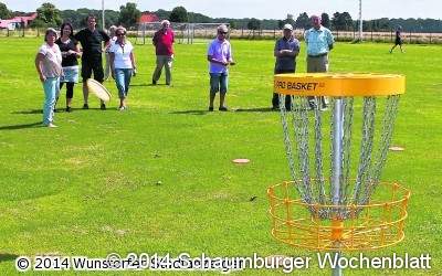 Mit dem Frisbee Golf spielen