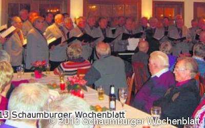 Mitglieder singen mit Liederkranz