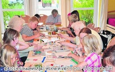Jung und Alt am Tisch vereint