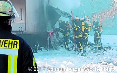 Feuer zerstört Lastzug