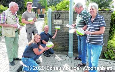 An acht Gartentüren
hängen jetzt Plaketten