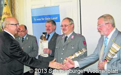 Reservisten erhalten Urkunden und Nadeln