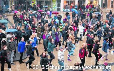 Tänzerisches Zeichen auf dem Marktplatz