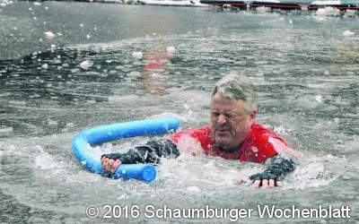 Mit trockenen Füßen über das Schwimmbecken