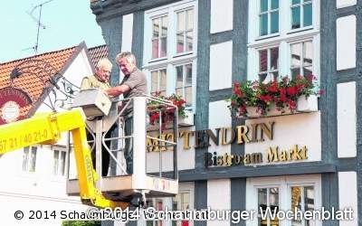 Blühende Farbtupfer an historischer Fassade