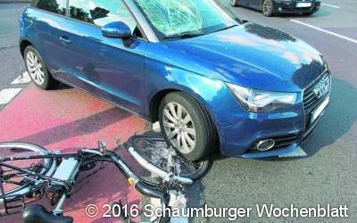 Radfahrer trifft auf Auto auf