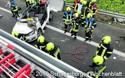 Golf schliddert quer über die Autobahn