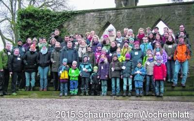 Sturmfeste Schwimmer suchen einen Schatz