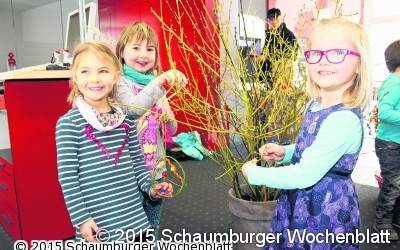 Kinder schmücken Osterstrauß
