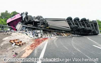 Sattelzug rast in die Mittel-Leitplanke