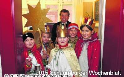 Sternsinger segnen das Rathaus