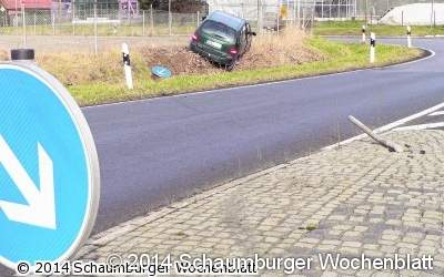 Auto steckt im Zaun