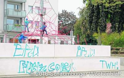 Riesengroße Sauerei: Unbekannte  beschmieren den neuen Schulhof