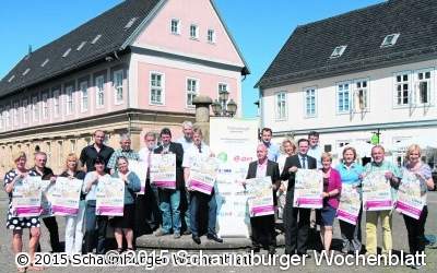 Französische Gerichte genießen und neue Automobile bewundern