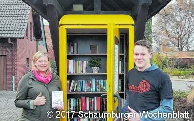 Bücherschrank steht