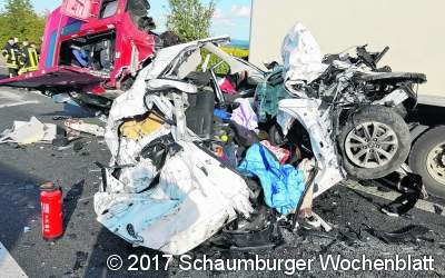 Lastzug zermalmt ein Auto auf der A2