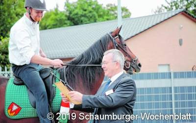 Fahne flattert frisch geweiht Oberst und Adjutant besuchen die DRK-Tagespflege