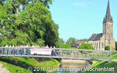 Ruderer und Motorboote sind mit dabei