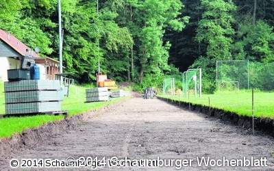 Die 100-Meter-Laufbahn wird gebaut