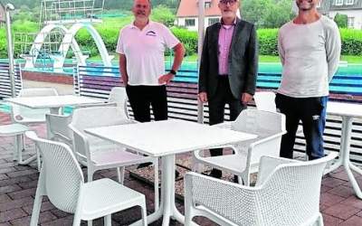 Glückliche Gesichter Freibadverein bekommt 1.000 Euro
