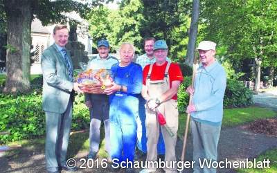 Augustdorfer Schützen pflegen den Ehrenfriedhof
