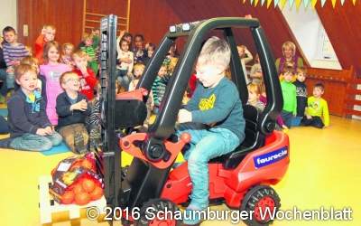Kinder können im  Stapler herumkurven