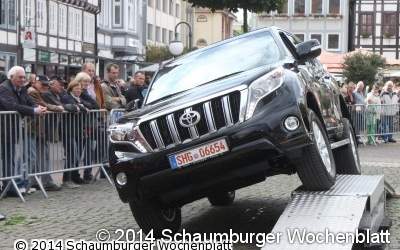 Aufregende Fahrt über Parcours auf dem Marktplatz
