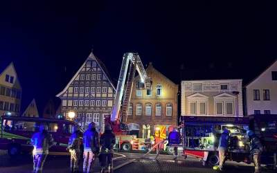 Feuerwehren retten neun Menschen