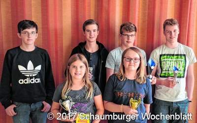 Pokale und Geschenke für die jungen Skatspieler