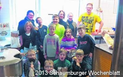 Die Kinder werfen einen Blick in die Bio-Backstube