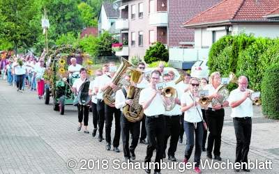 Musik und Tanz unter einer prachtvollen Erntekrone