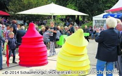 Bunte Fabelwesen ziehen gackernd und auf Stelzen durch den Kurpark