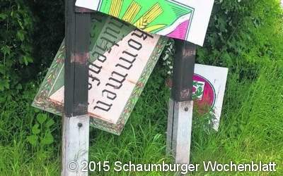 Unbekannte demolieren Schild