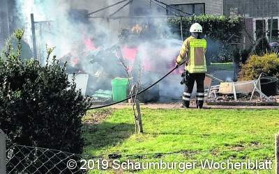 Pavillon und Holzstapel stehen in Vollbrand