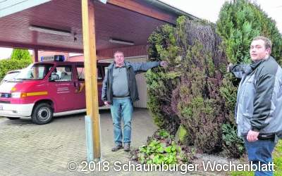 Unbekannte zündeln an einem Carport