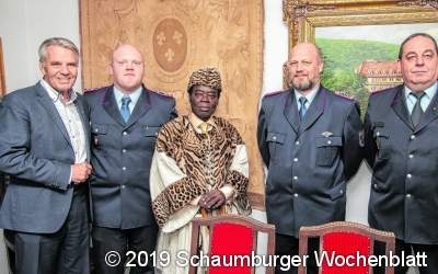 Brandschützer helfen mit Schutzkleidung in Ghana