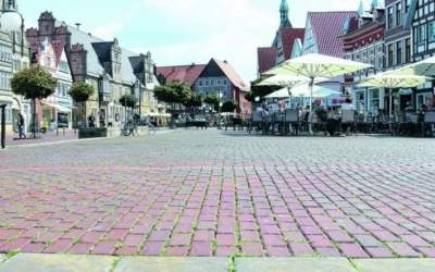 Scharfe Diskussion über alternative Pflasterung