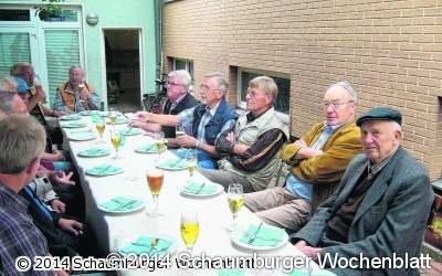 Große Runde trifft sich zum leckeren Wildschweinessen