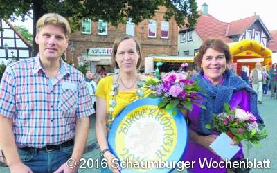 Eine Frau steht an der Spitze der Schützen