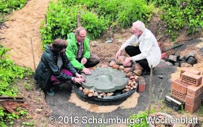 Naturgarten mit Blumenuhr, Barfußweg und mehr