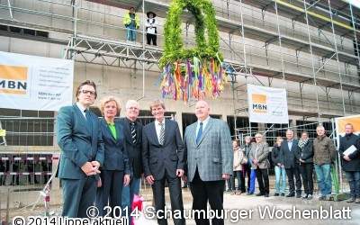 Richtkranz überm neuen Bibliothekszentrum