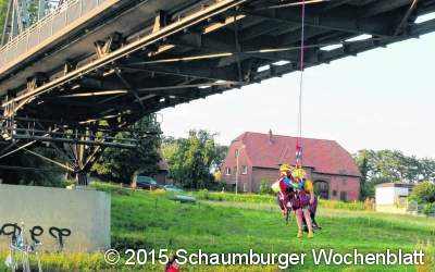 Strömungsretter üben Einsatz an Eisberger Brücke